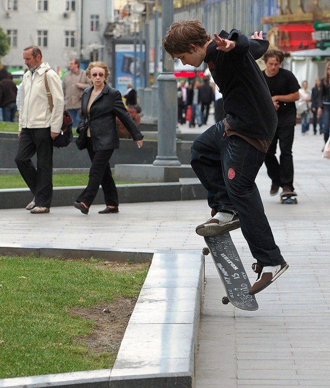 How to do <strong>jump</strong> <b>skate</b>