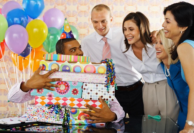 Как оригинально поздравить коллегу с днем рождения
