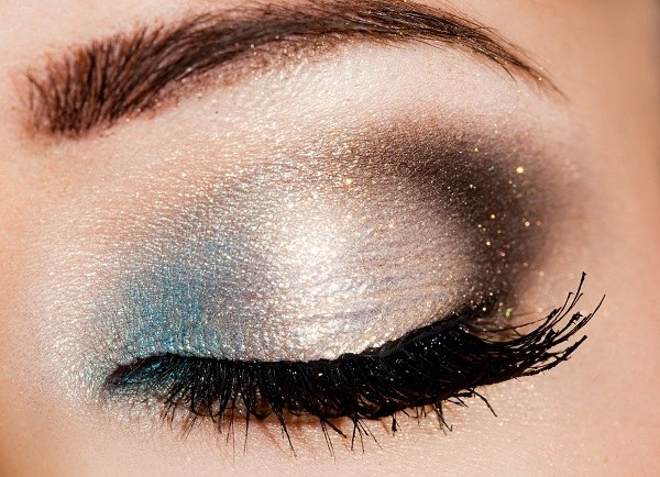 How to apply glitter on eyes