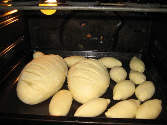 How to bake bread in the oven