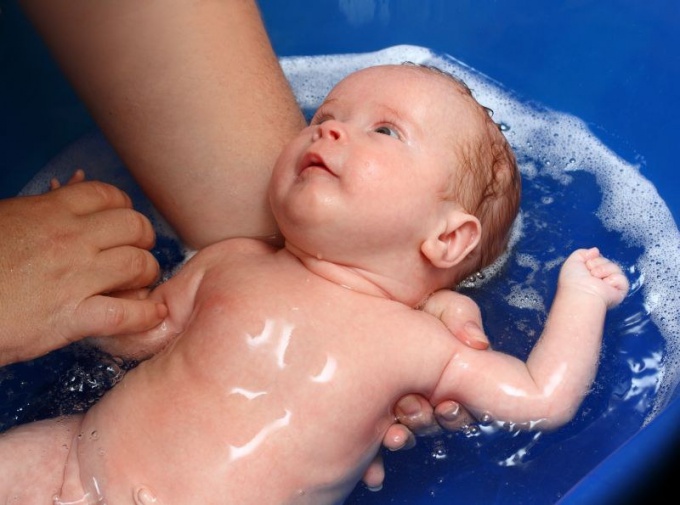 Как выбрать ванночку для новорожденного