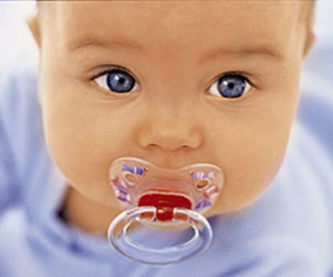 How to give the baby a pacifier