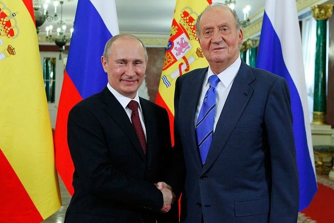 Что вручил российский президент королю Испании