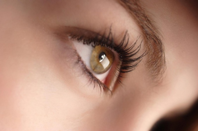 Как обеспечить полноценный уход за кожей вокруг глаз