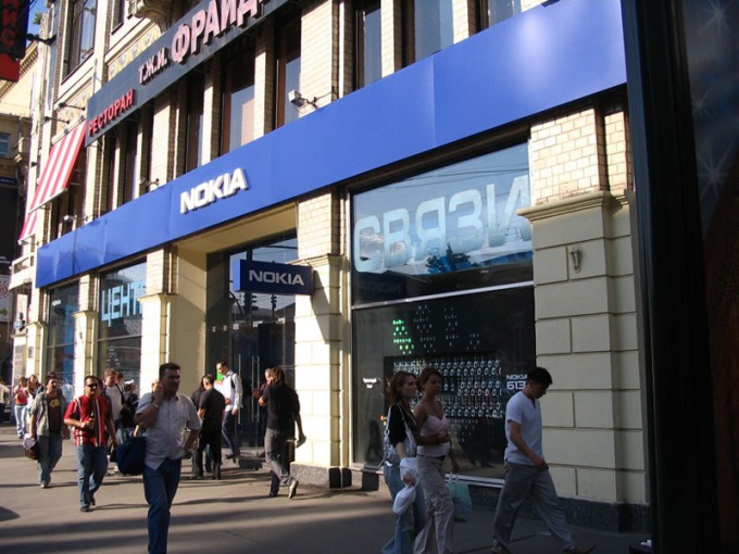 Почему Nokia закрывает все фирменные магазины в России
