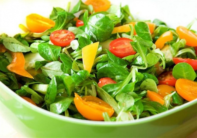 Как готовить недорогие салаты из овощей
