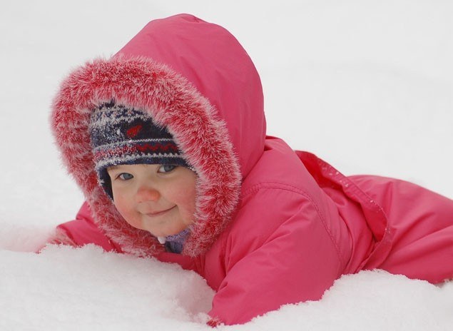 Как одеть ребенка на прогулку зимой: правила укутывания