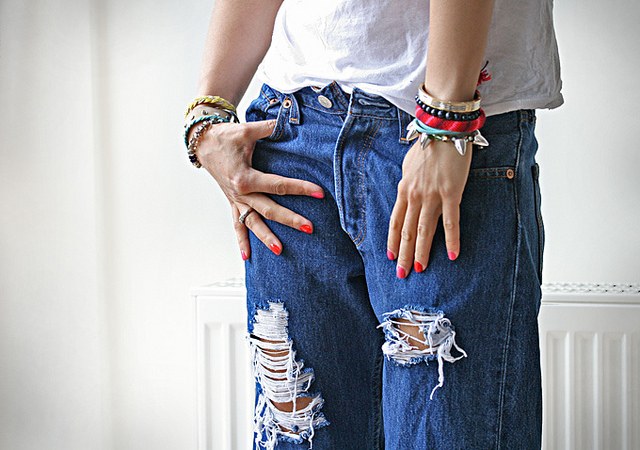 Как делать разрезы на джинсах