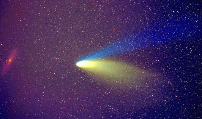 У кометы может быть и два хвоста