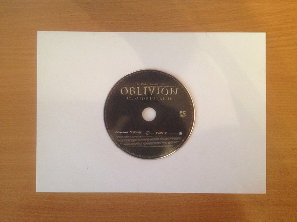 Конверт для диска из бумаги - кладем диск на бумагу