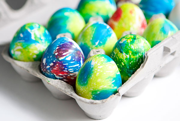 Как окрасить белые яйца в разные цвета