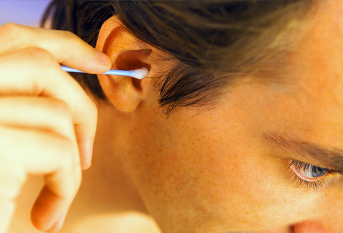 Как правильно чистить уши - первое правило