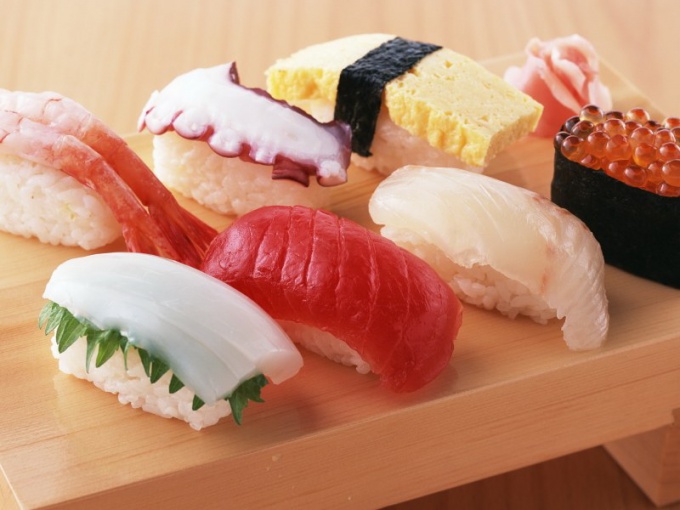 Как правильно едят суши