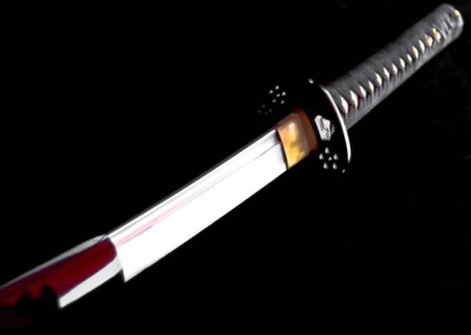 Наружно бумажный меч ничем не отличается от металлического