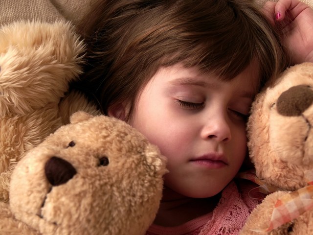 Как научить малыша спать ночью