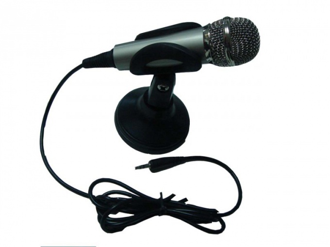 Where to connect microphone to computer