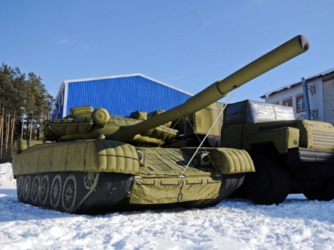 Зачем российским военным надувные макеты военной техники?