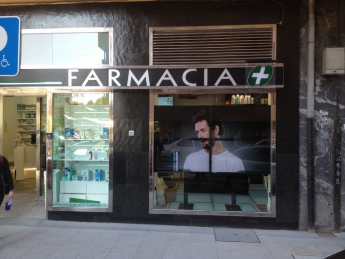 How to decorate a pharmacy window