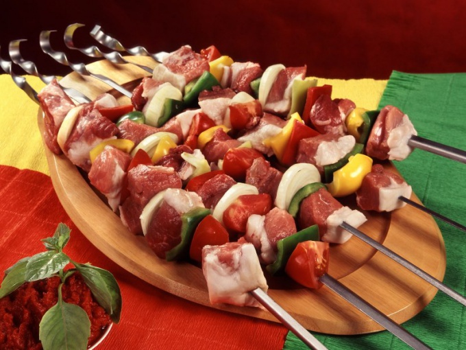 Skewers of pork marinated with mayonnaise with lemon juice