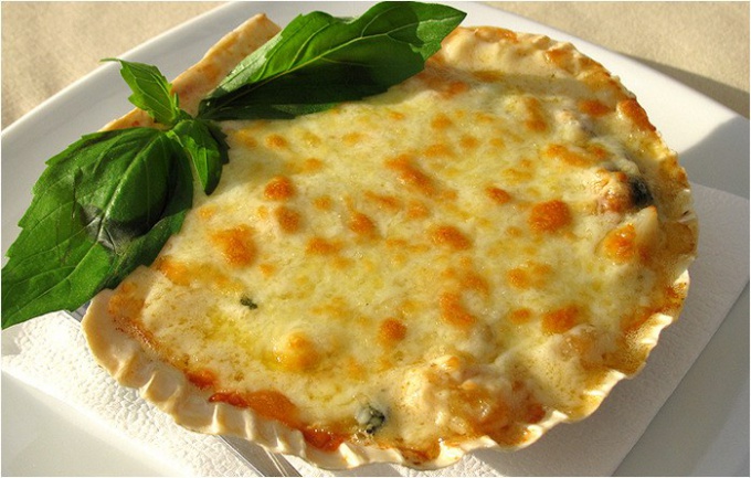 Julienne of chicken with mushrooms in puff pastry