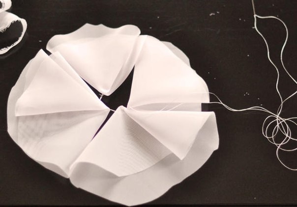 Как создать простую воздушную брошь из ткани