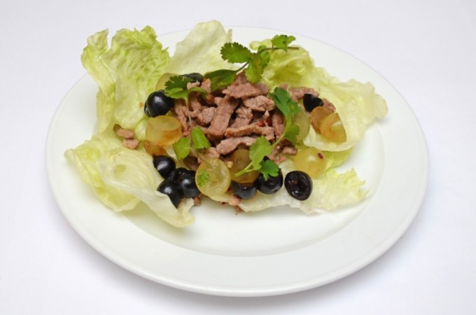 Теплый салат с телятиной и виноградом