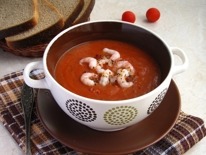 Томатный суп с креветками и водкой