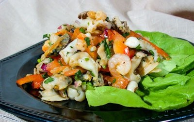 Как приготовить салат с морским коктейлем и овощами