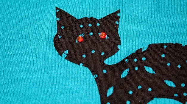 Как сделать красивую чёрную кошку на цветной футболке