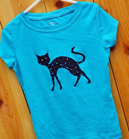 Как сделать красивую чёрную кошку на цветной футболке
