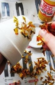 Как украсить горшки для цветов отражающей бумагой