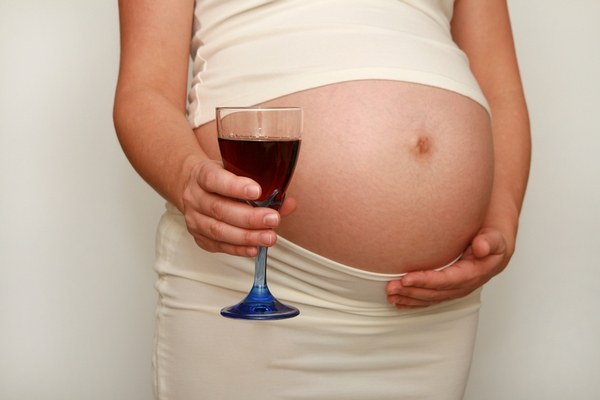 Можно ли беременной выпить бокал вина в праздник