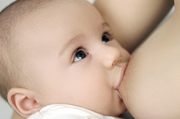 Как кормить ребенка грудным молоком