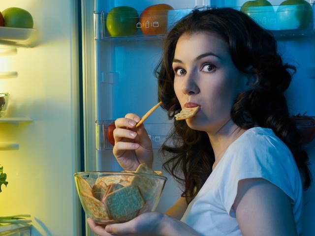 Почему ночью еда в холодильнике вкуснее