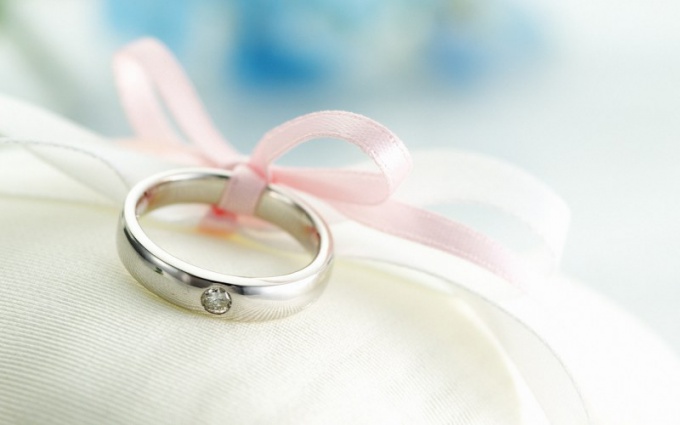 What to give for first wedding anniversary