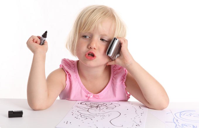 Зачем ребенку мобильный телефон в детском саду