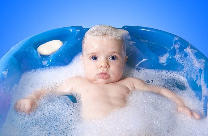 What age to bathe baby in a large tub