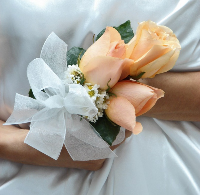 How to catch the bride's bouquet