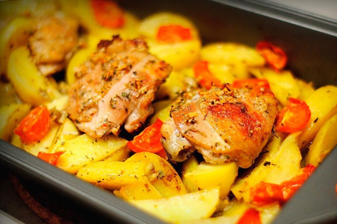 Простой рецепт курицы с картошкой в духовке