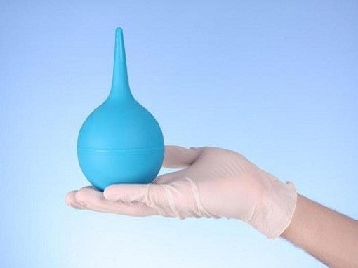 Children under 3 years put an enema after medical consultation