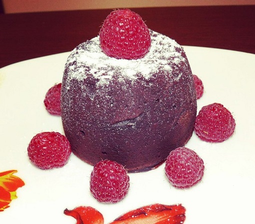 Красивый десерт "Шоколадный фондан"