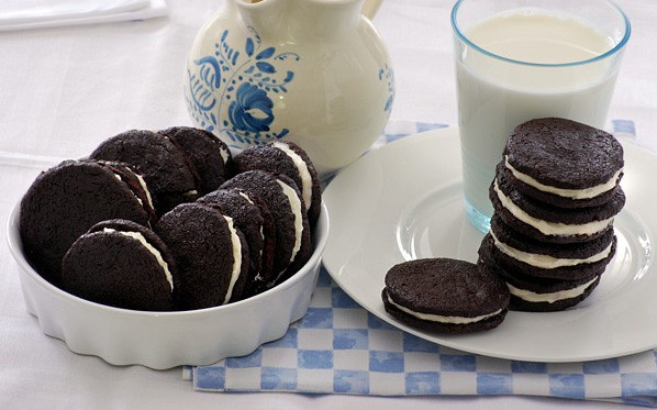 Как приготовить шоколадное печенье с прослойкой из белоснежного крема