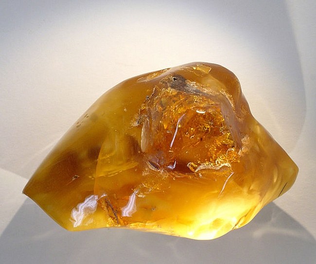 What are the properties of amber