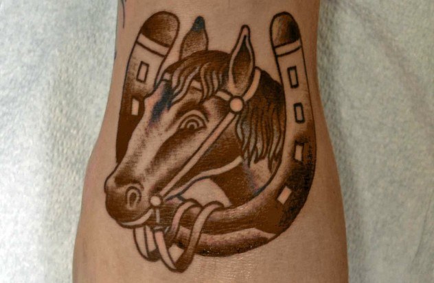 Что означает татуировка лошадь