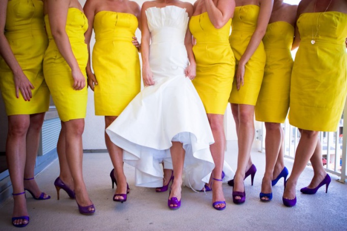 Yellow dress with blue shoes - one of the most succulent combinations