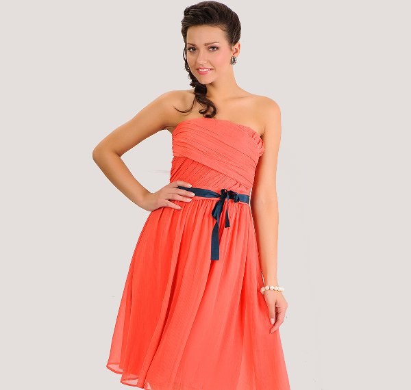 What makeup will suit coral dress