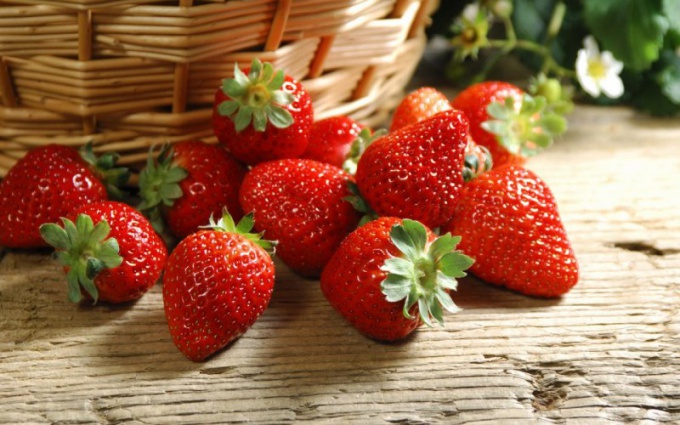 What to eat the strawberries