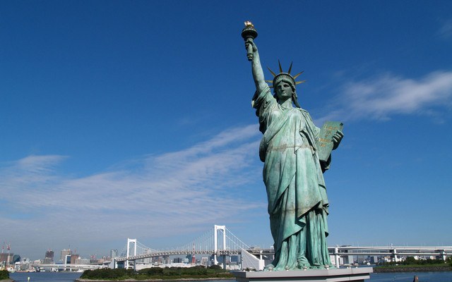 В какую сторону смотрит Статуя Свободы США