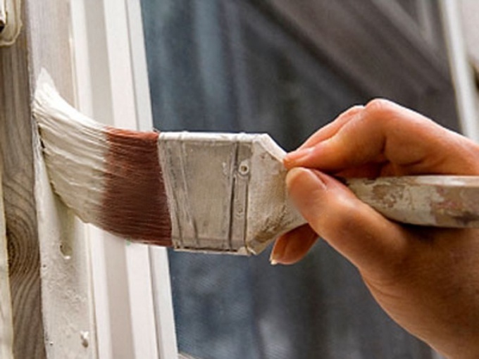 Как часто нужно красить деревянные окна