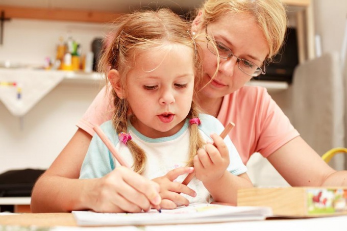 Как помочь ребенку делать уроки